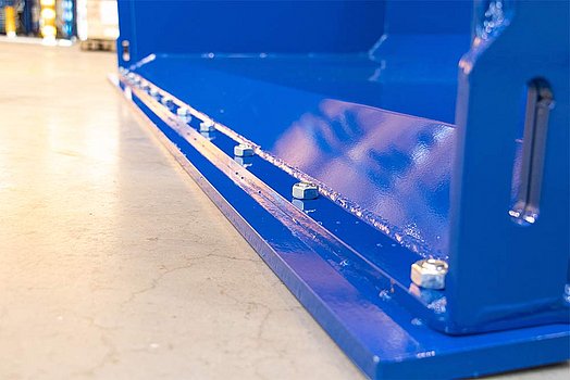 Flat bucket bottom with bolted scraper bar made from hardox 500