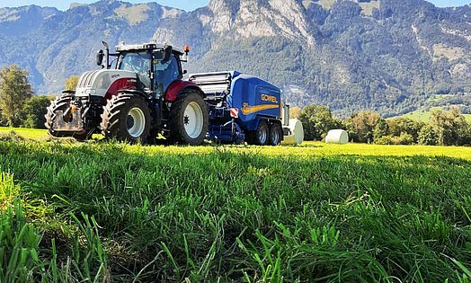 The G-1 F125 Kombi combines baling and wrapping steps in a single machine.